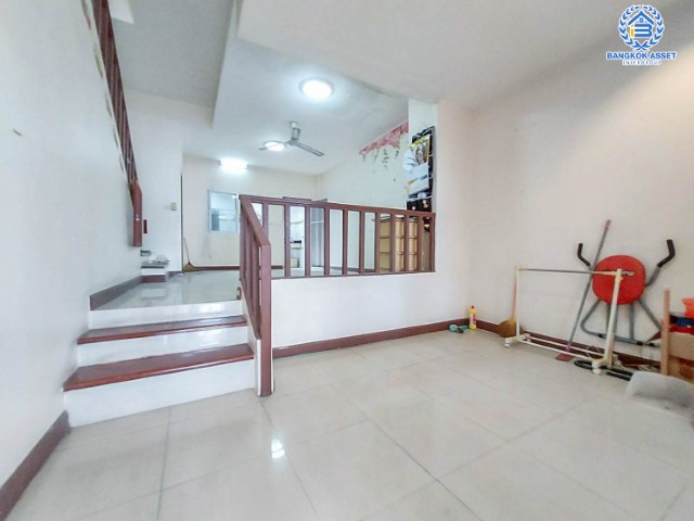 *****ทาวน์เฮ้าส์มืองสองย่านกรุงเทพมหานคร ม.เฟรชวิลล่า นวมินทร์ บนเนื้อที่ 20 ตร.ว. ฟังก์ชันเหมือนได้บ้านเดี่ยว 3 ห้องนอน 4 ห้องน้ำ 2 ที่จอดรถ บ้านสภาพสวย แถมฟรี! 1 เครื่องปรับอากาศ เดินทางสะดวก ทำเลเยี่ยม ใกล้แฟชั่นไอส์แลนด์ และรถไฟฟ้าสายสีชมพู "สถานีคู้บอน"